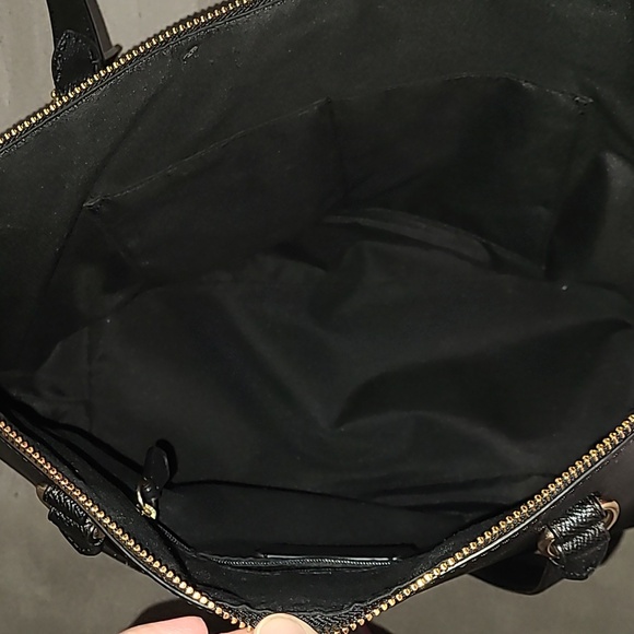 Coach Gallery Tote in Black Crossgrain‎ Leather with Goldtone Hardware - Picture 9 of 16